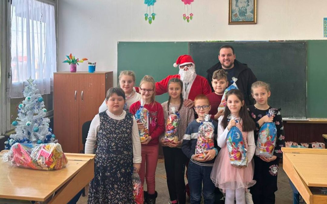 НОВОГОДИШЊИ ПАКЕТИЋИ ЗА УЧЕНИКЕ У ГОРЊЕМ КЛАКАРУ
