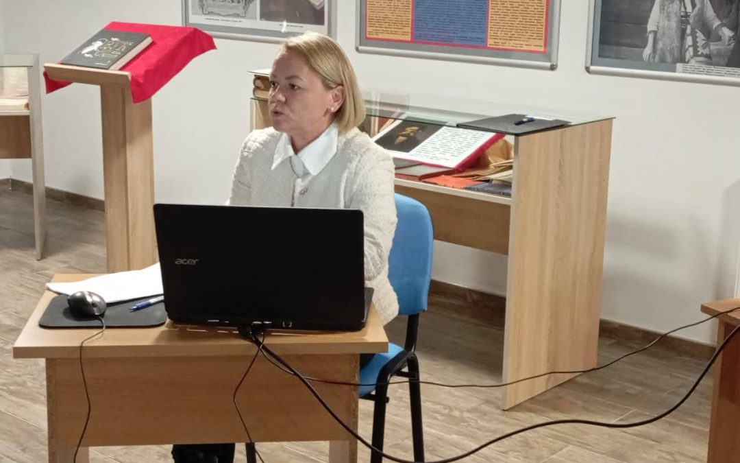 ДРАГАНА ЦРЉИЋ ПРЕДАВАЧ НА СЕМИНАРУ КОНТИНУИРАНЕ ЕДУКАЦИЈЕ ШКОЛСКИХ БИБЛИОТЕКАРА У ДОБОЈУ