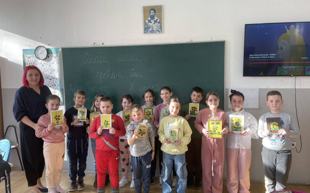 Наши најмлађи ђаци, ученици првог и другог разреда су припремили поклоне за своје маме.
