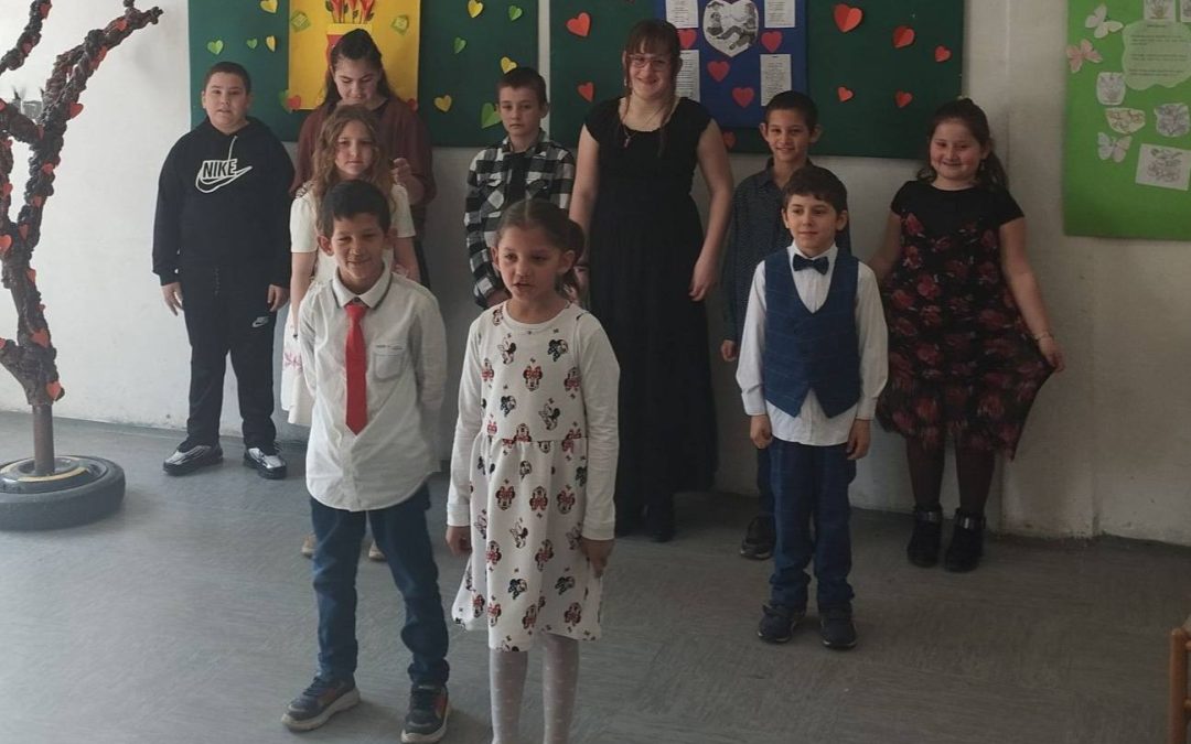Ученици Подручне школе „Доњи Клакар“ кроз пјесме, рецитације и игроказе честитали Осми март мајкама, бакама и свим женама које чине овај свијет љепшим и бољим.