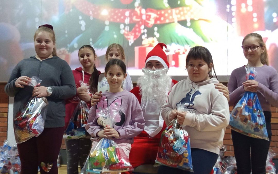 СРЕДЊОШКОЛЦИ ПОДИЈЕЛИЛИ ПАКЕТИЋЕ НАШИМ УЧЕНИЦИМА