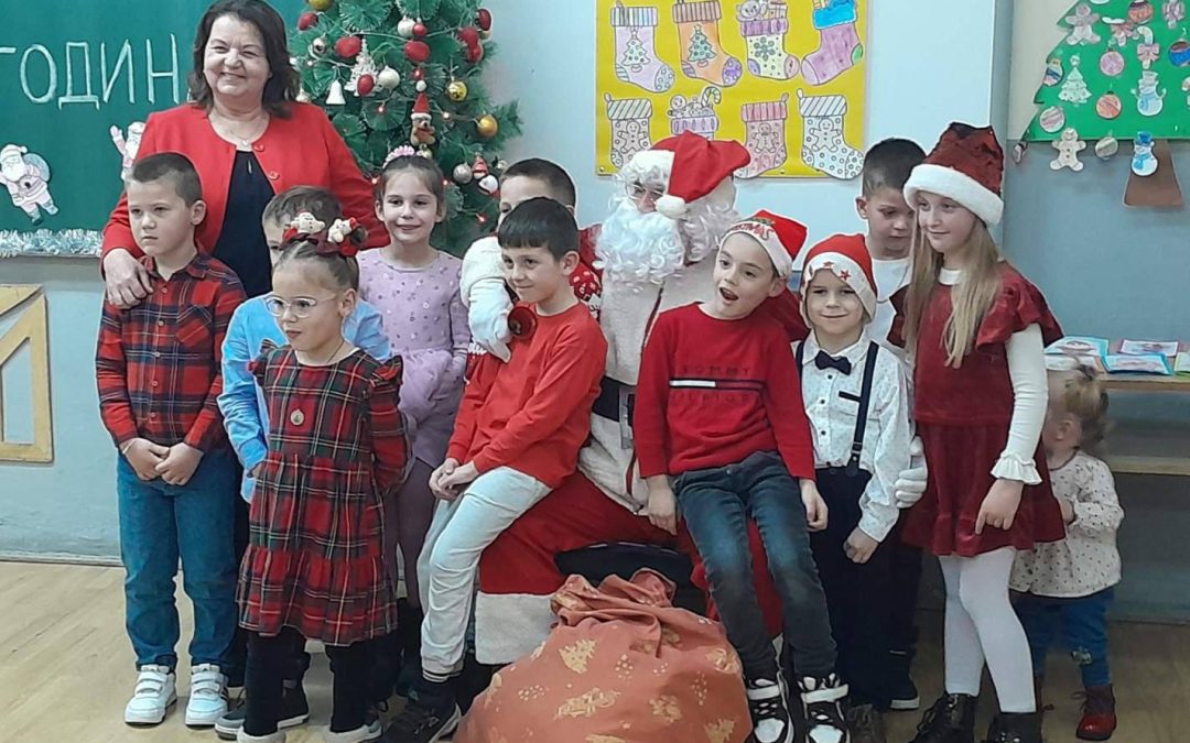 ДЈЕД МРАЗ ОБРАДОВАО ПРВАЧИЋЕ У ЛИЈЕШЋУ