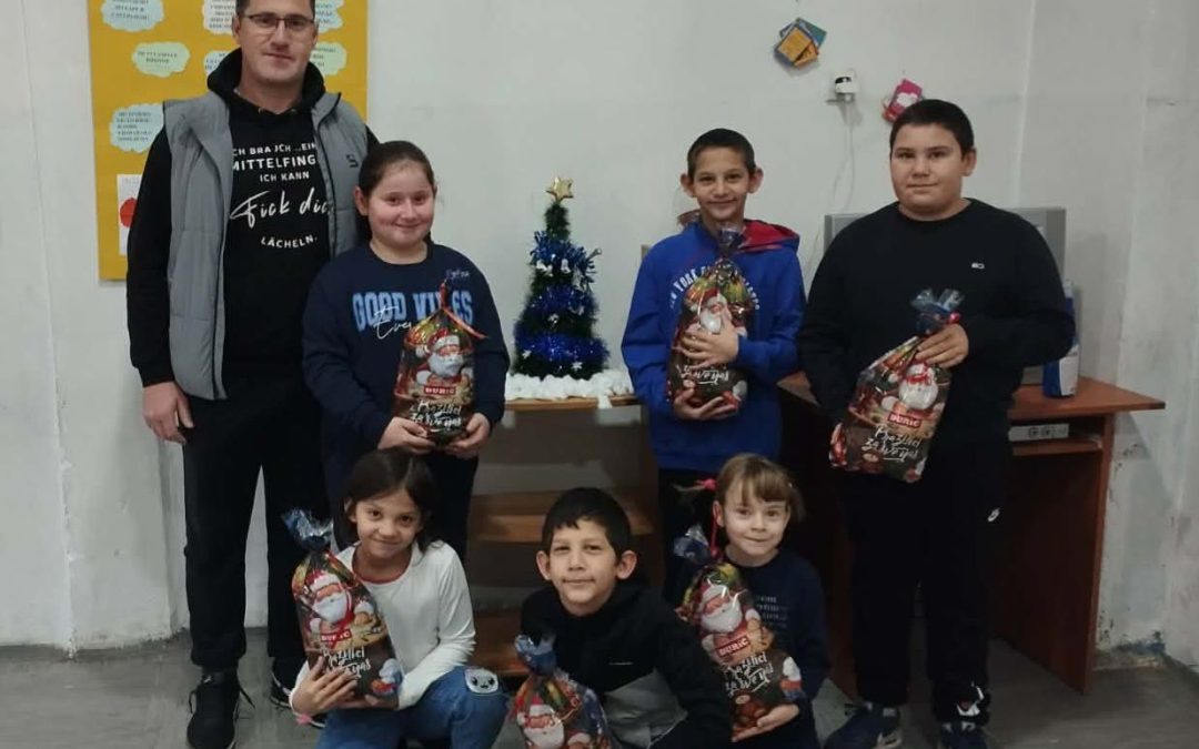 УЧЕНИЦИМА У ПОДРУЧНОЈ ШКОЛИ „ДОЊИ КЛАКАР“ УРУЧЕНИ ПАКЕТИЋИ