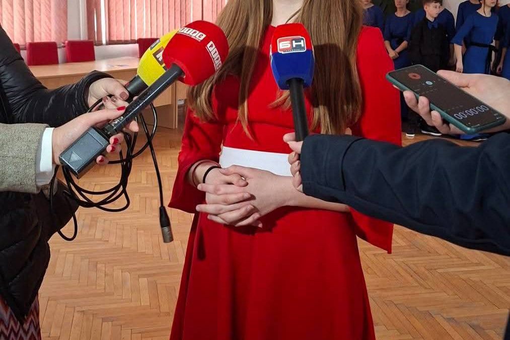 ШКОЛСКИ ХОР НАСТУПИО НА МАНИФЕСТАЦИЈИ „ПОЗРАВ ПРОЉЕЋУ“ У ДОБОЈУ