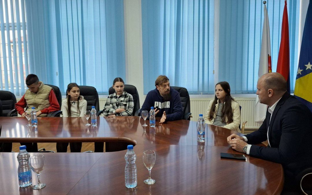 ЧЛАНОВИ ШКОЛСКОГ ХОРА У ПОСЈЕТИ КОД НАЧЕЛНИКА ОПШТИНЕ